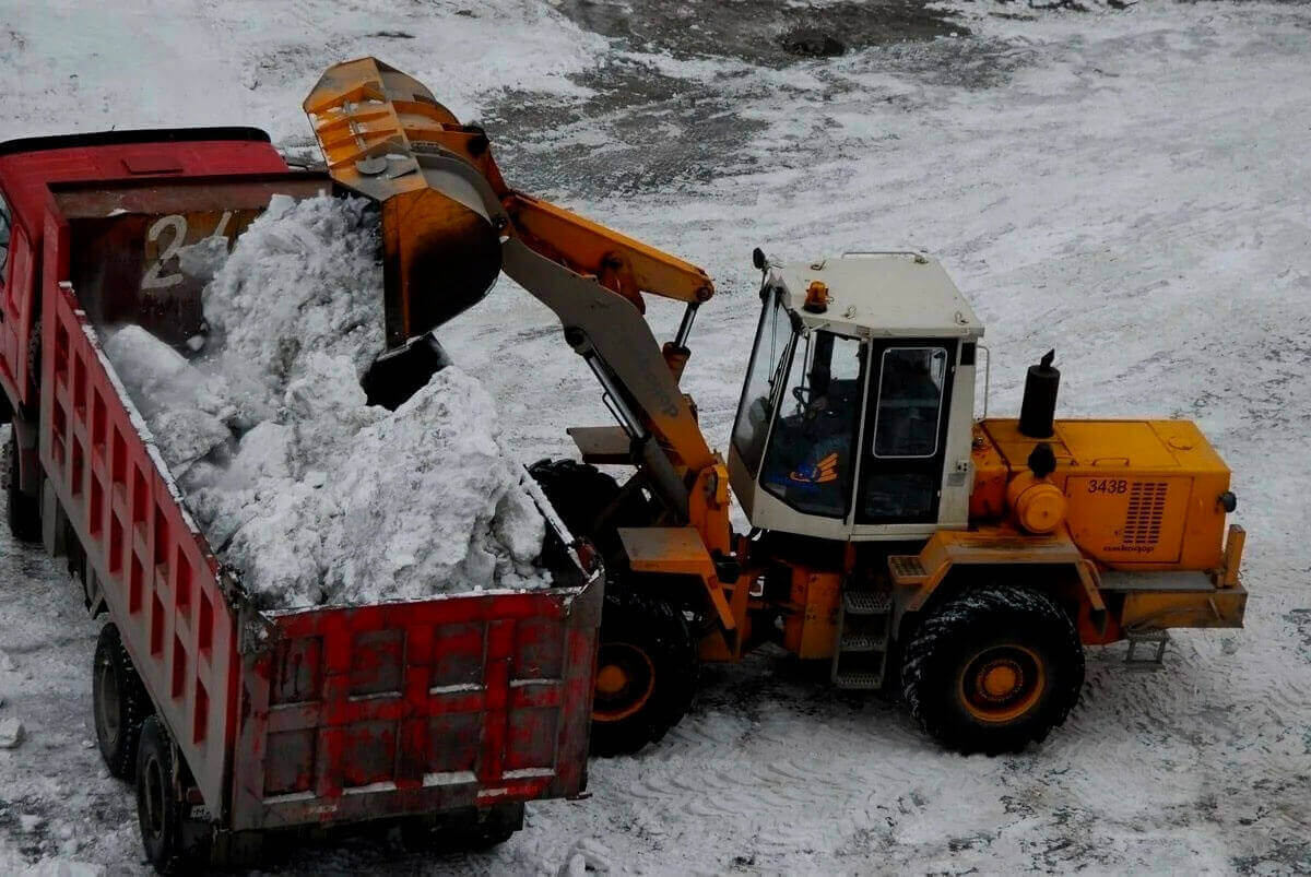 Уборка и вывоз снега в Москве